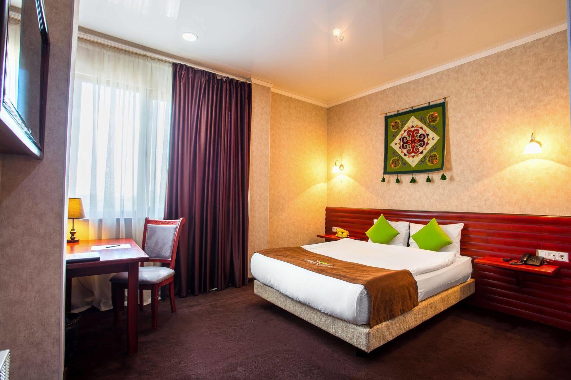 Green City Hotel Бишкек Екстериор снимка