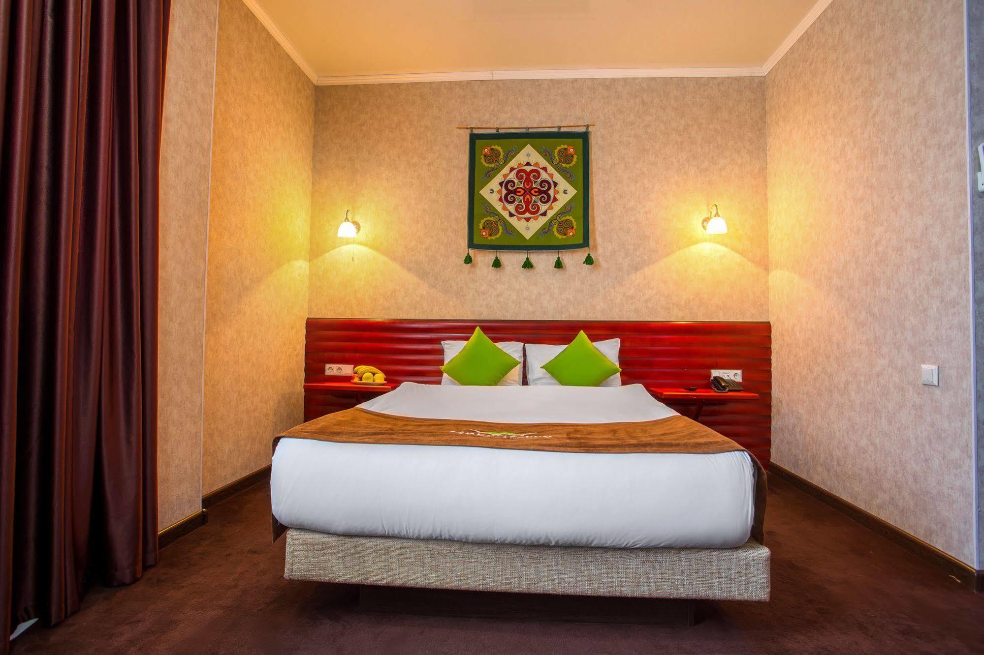 Green City Hotel Бишкек Екстериор снимка